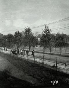 Sciopero della Wagner Electric Company; gruppo di uomini e donne che camminano sul marciapiede da Unknown
